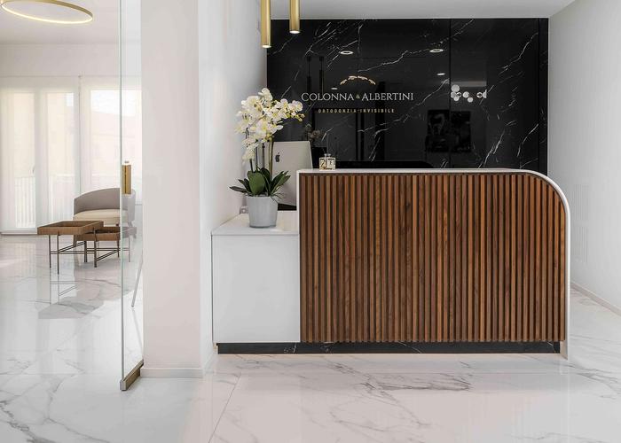 Contemporary restyling of a dental clinic