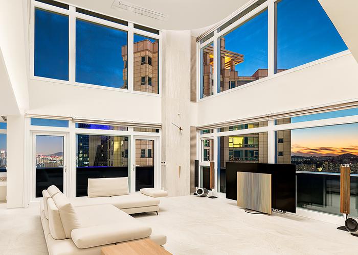 Attic with a view in Seoul 