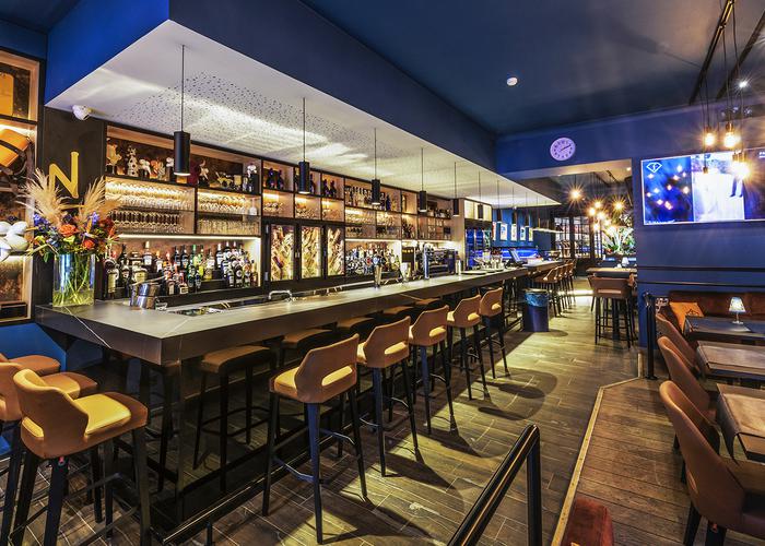 Wood and ceramic are united in a charming restaurant