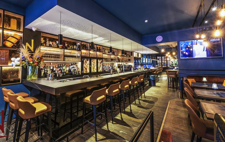 Union du bois et de la céramique pour un restaurant de charme