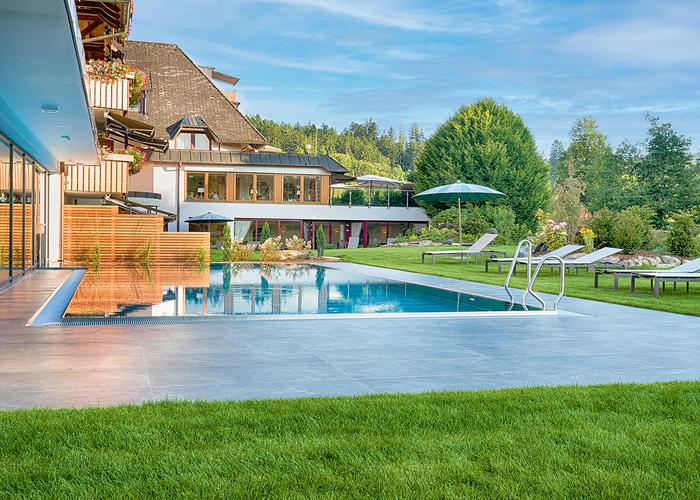 Harmonious dialogue between nature and limestone 